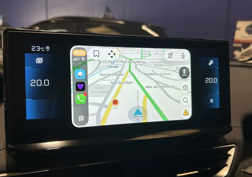 Écran tactile central du Peugeot 3008 gris platinium affichant la navigation GPS et la température à 20°C.
