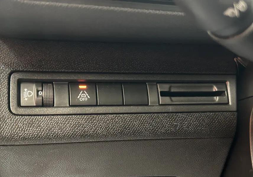 Détail du tableau de bord du Peugeot 3008 II Ph.2, bouton de désactivation de l'alerte de franchissement de ligne allumé.