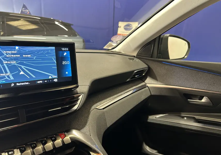 Vue intérieure côté passager du tableau de bord et écran tactile du Peugeot 3008 gris Platinium avec détails modernes et finition soignée.