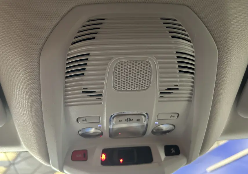 Vue en gros plan du plafonnier gris clair avec commandes d'éclairage et bouton SOS du Peugeot 3008 Gris Platinium 2022.