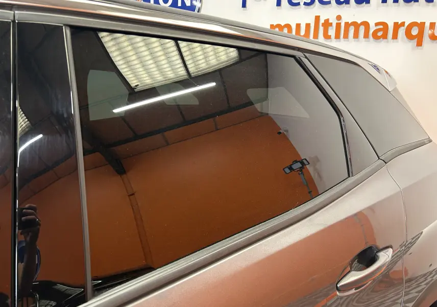 Vue latérale droite rapprochée du Peugeot 3008 gris Platinium, mettant en valeur la porte arrière et la vitre teintée.