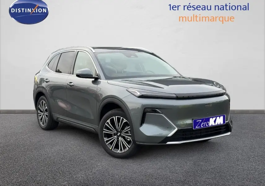 Vue 3/4 avant droite du SUV Geely STARRAY 1.5 EM-i 262ch Max+ en Volcanic Grey Metallic, jantes alu distinctives.