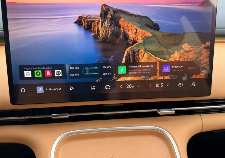 Vue rapprochée de l'écran tactile central et de la console beige du Geely STARRAY 1.5 EM-i 262ch Max+ 2026.