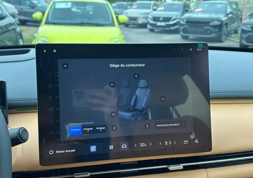 Écran tactile intérieur du Geely STARRAY 2026 montrant les réglages du siège conducteur, vue avant avec tableau de bord beige.