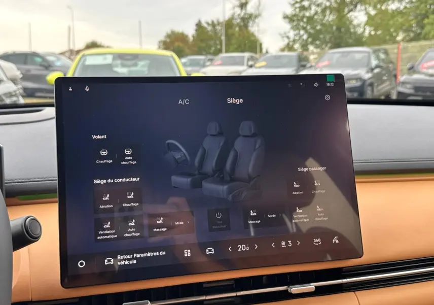 Écran tactile intérieur du Geely STARRAY 1.5 EM-i 262ch Max+ affichant les réglages des sièges, avec tableau de bord beige visible.