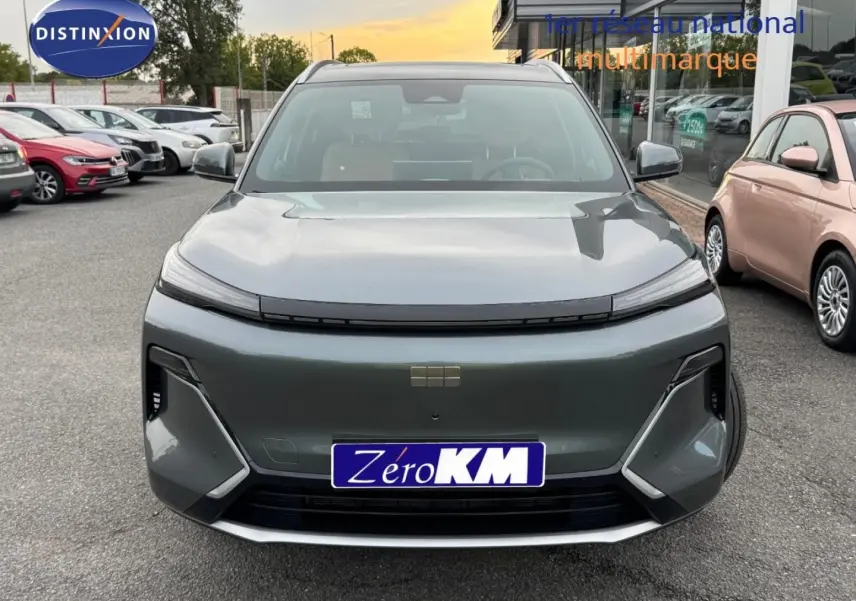 Vue de face du Geely STARRAY 1.5 EM-i 262ch Max+ en Volcanic Grey Metallic, avec calandre épurée et phares LED fins.