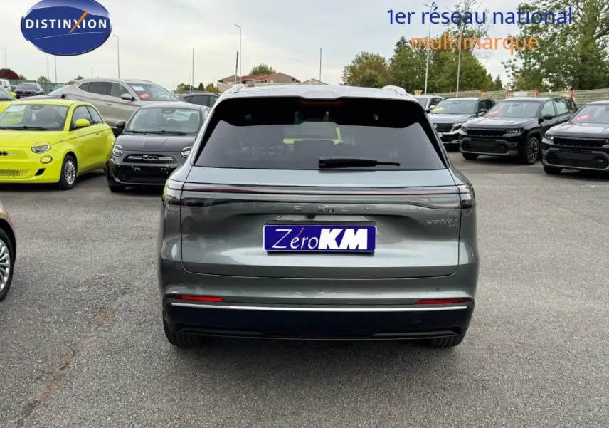 Vue arrière d'un Geely STARRAY 1.5 EM-i 262ch Max+ gris Volcanic Grey Metallic avec feux arrière LED allongés.