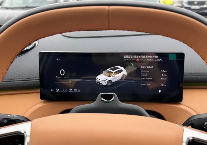 Tableau de bord numérique du Geely STARRAY 1.5 EM-i 262ch Max+ avec volant cuir marron vue de face.