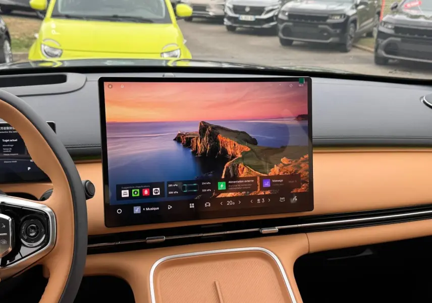 Intérieur GEELY STARRAY 1.5 EM-i 262ch Max+ vue tableau de bord avec écran tactile central et sellerie beige.