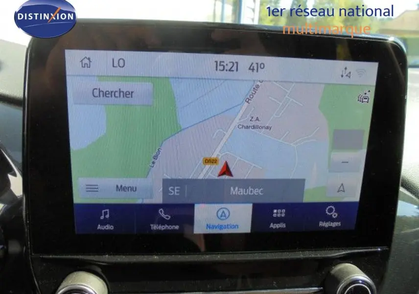 Écran tactile de navigation du Ford Puma noir Agate Metal, affichant une carte et des options multimédia.