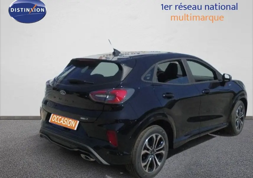 Vue 3/4 arrière droite d'un Ford Puma noir Agate Metal 2022 avec jantes alliage et feux arrière LED.