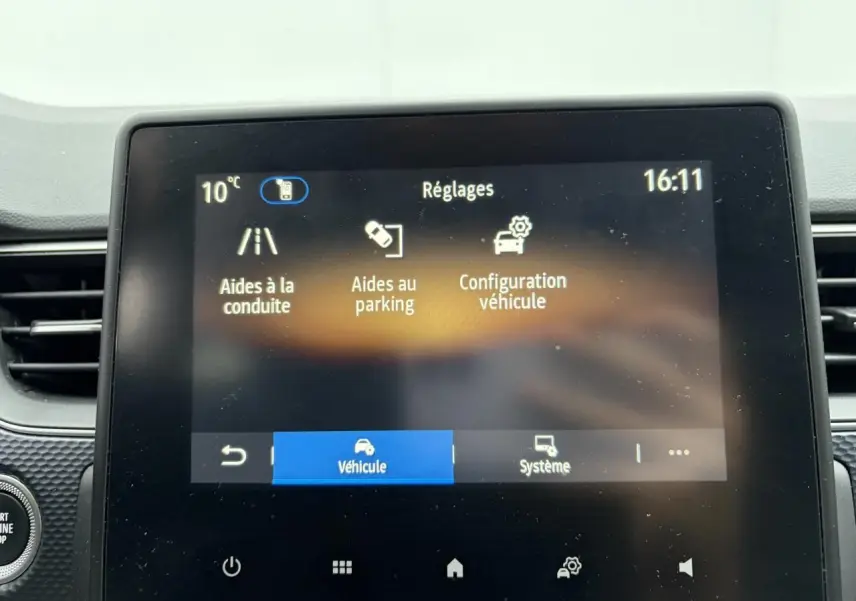 Écran tactile central de la Renault Arkana bleu Zanzibar affichant les réglages d’aides à la conduite.