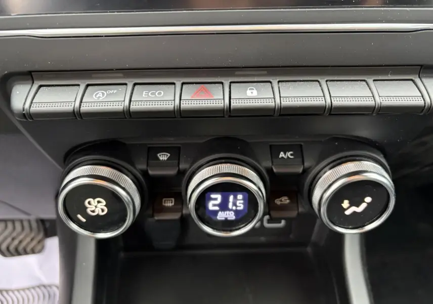 Gros plan sur les commandes de climatisation automatique du Renault Arkana 2025, avec affichage digital à 21,5°C.