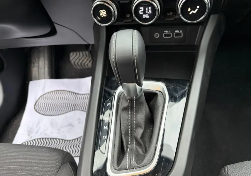 Gros plan sur la commande de la boîte automatique et les réglages de climatisation du Renault Arkana 2025.