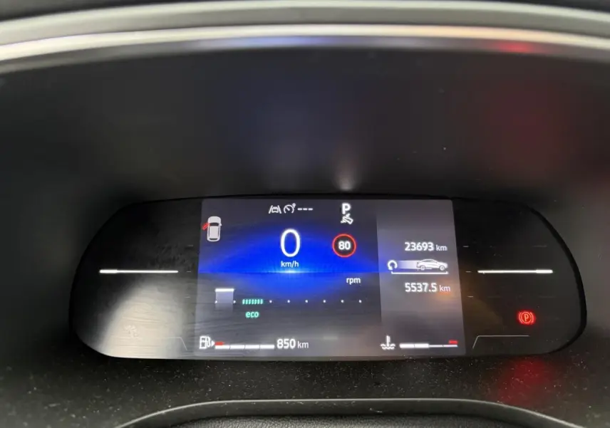 Tableau de bord numérique de Renault Arkana 2025 affichant vitesse zéro et indicateurs de conduite en vue frontale.