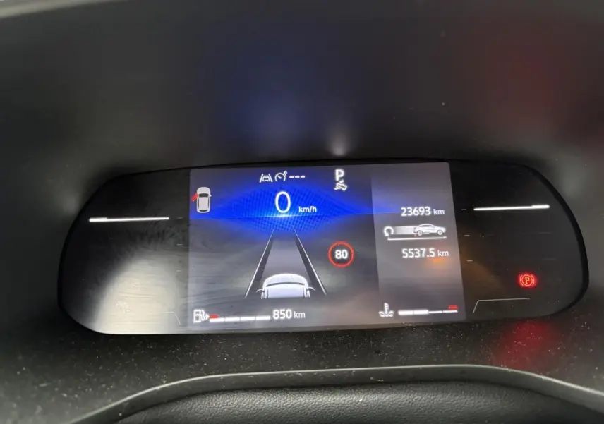 Tableau de bord numérique 7 pouces du Renault Arkana affichant la vitesse, l'autonomie et les alertes.