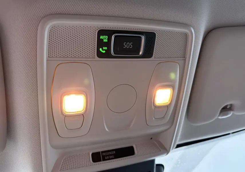 Vue intérieure du plafonnier avant avec éclairages allumés et bouton SOS du Renault Arkana bleu Zanzibar 2025.