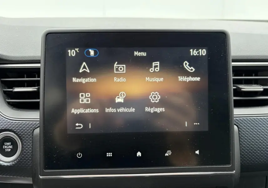 Écran tactile central du tableau de bord du Renault Arkana 2025 affichant le menu principal avec options connectées.