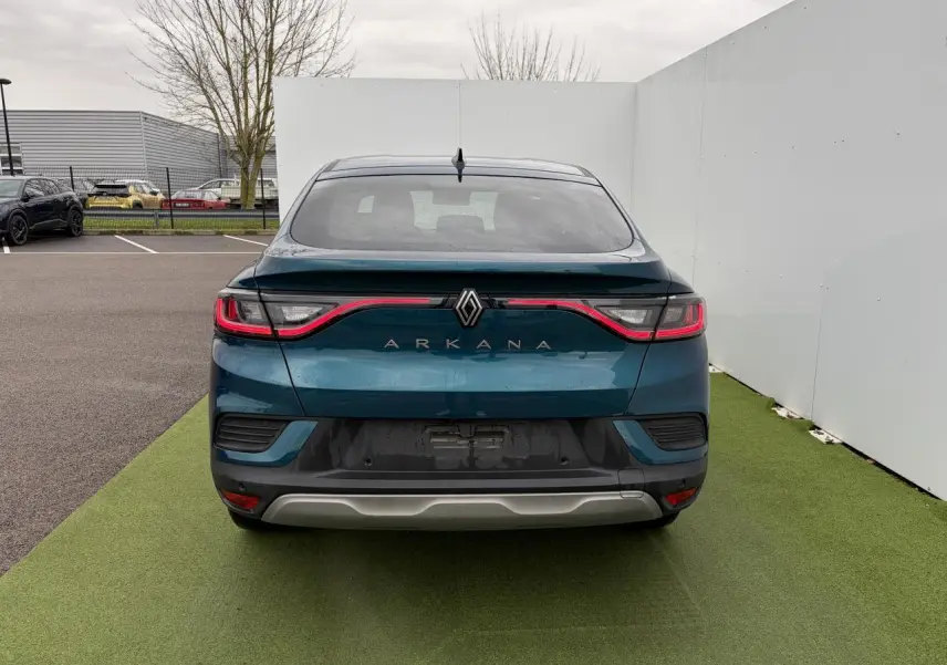 Vue arrière d'une Renault Arkana bleu Zanzibar métallisé avec feux LED reliés par un bandeau lumineux rouge.
