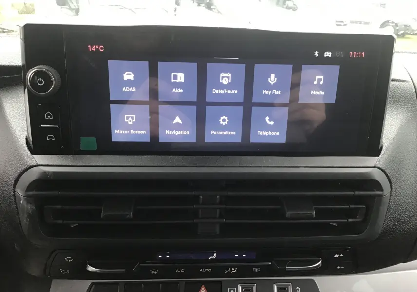 Écran tactile central du tableau de bord du Fiat Scudo Combi gris titane, affichant les options connectivité et navigation.