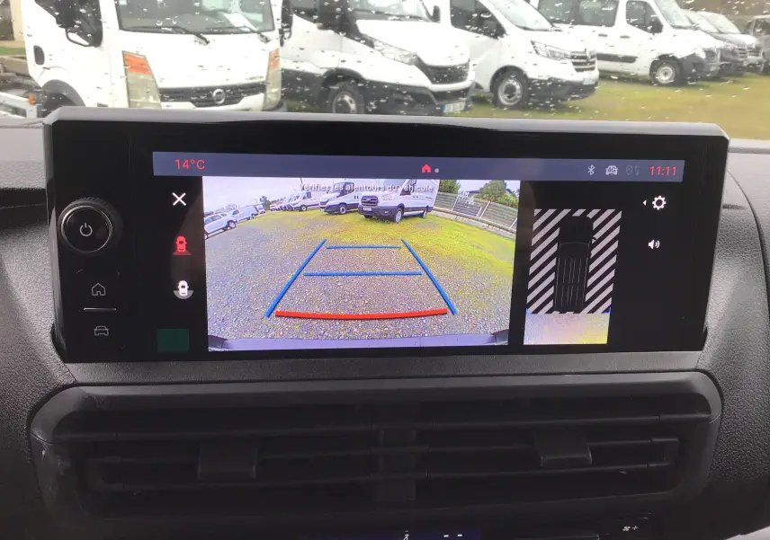 Écran de caméra de recul du Fiat Scudo Combi gris titane, affichant l’arrière avec lignes de guidage et vue à 360°.