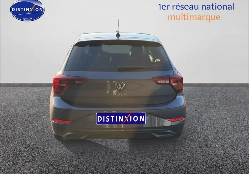 Vue arrière d'une Volkswagen Polo gris 2025 avec feux LED et logo VW bien visibles sur fond neutre.