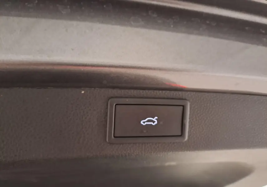 Bouton d'ouverture électrique du hayon sur le coffre d'un Skoda Karoq gris graphite, version 2025.