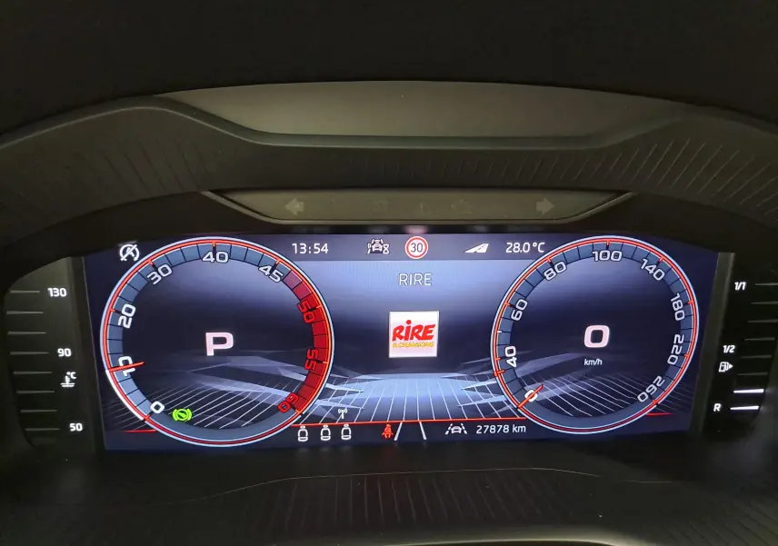 Tableau de bord numérique du Skoda Karoq 2.0 TDI gris graphite, affichant la vitesse à 0 km/h et la température à 28,0°C.