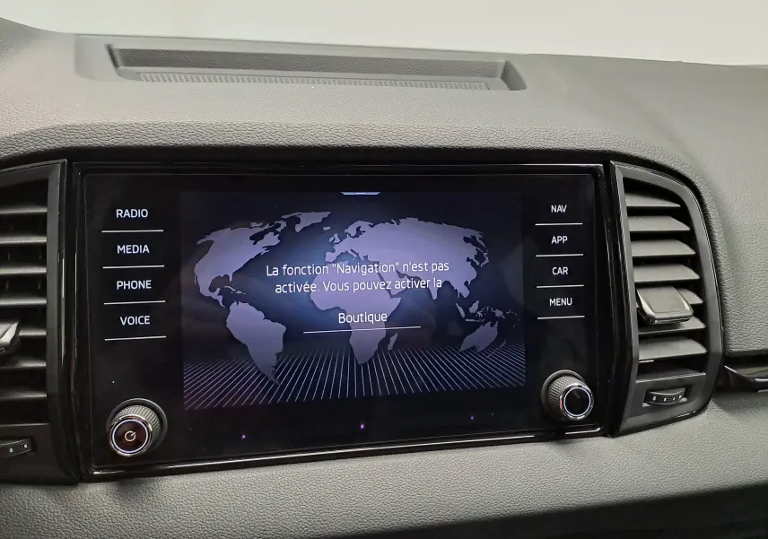 Écran tactile central du tableau de bord du Skoda Karoq 2025 avec menu de navigation désactivée.