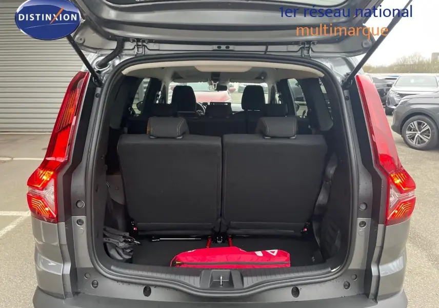 Vue arrière ouverte du Dacia Jogger gris schiste métal 2026, montrant le coffre et les sièges arrière relevés.