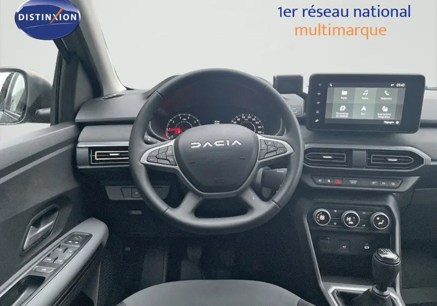 Vue intérieure frontale du tableau de bord et volant noir du Dacia Jogger gris schiste 2026 avec boîte manuelle.