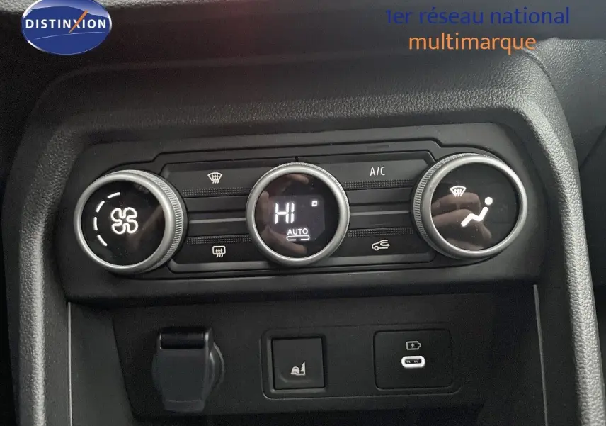 Vue rapprochée sur la console centrale de la Dacia Jogger 2026, montrant les commandes de climatisation et prises USB.