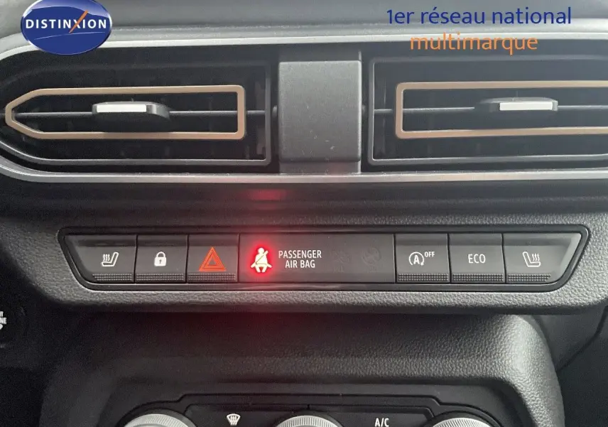 Détail du tableau de bord du Dacia Jogger gris schiste, montrant les commandes de climatisation et les voyants de sécurité.