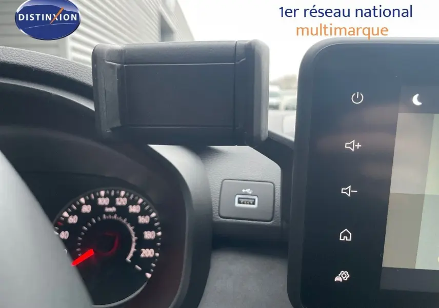 Vue intérieure du tableau de bord du Dacia Jogger gris schiste, montrant le compteur et un port USB près de l'écran tactile.