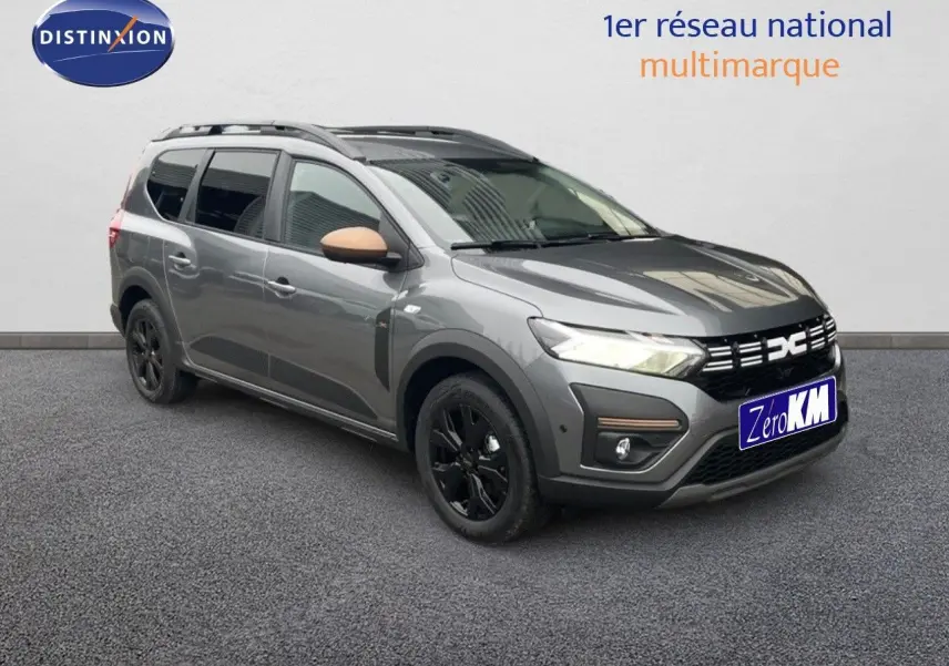 Vue 3/4 avant gauche d'un Dacia Jogger gris schiste métallisé avec jantes noires et rétroviseurs couleur cuivre.