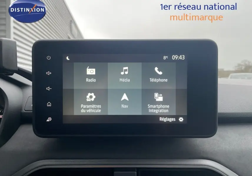 Écran tactile central affichant le menu multimédia dans l’habitacle d’une Dacia Jogger gris schiste, vue de face.