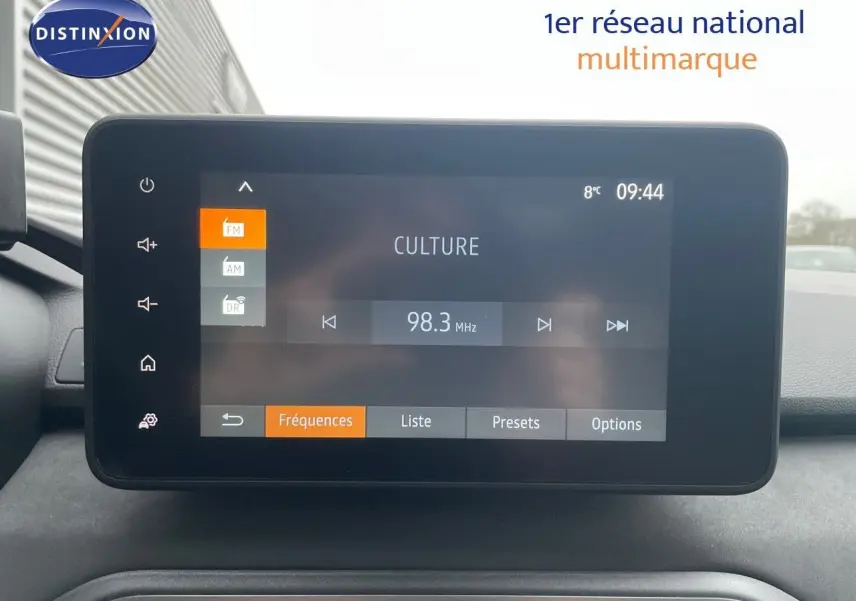 Vue intérieure centrée sur l'écran tactile multimédia du tableau de bord du Dacia Jogger 2026.