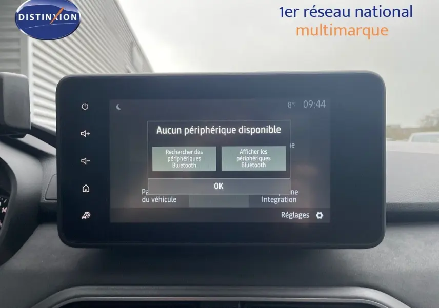 Écran tactile central du tableau de bord d'une Dacia Jogger 2026 affichant un message Bluetooth "Aucun périphérique disponible".