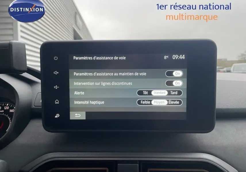 Écran tactile central affichant les paramètres d'assistance de voie dans un Dacia Jogger gris schiste métal, vue intérieure.