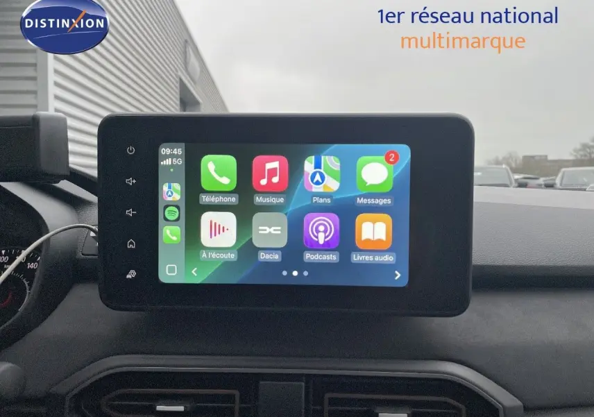 Écran tactile central affichant Apple CarPlay dans l'habitacle d'une Dacia Jogger, vue de face.