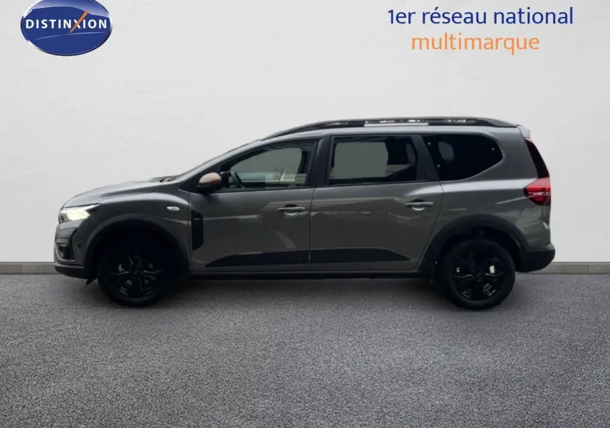 Vue latérale droite du Dacia Jogger gris schiste métal 2026, version 7 places avec jantes noires et toit noir.