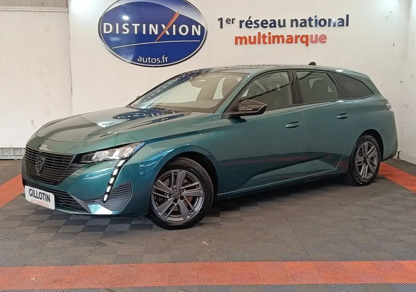 Peugeot 308 PureTech 130 en vert 3/4 avant droit, avec feux LED verticaux et jantes alliage visibles.