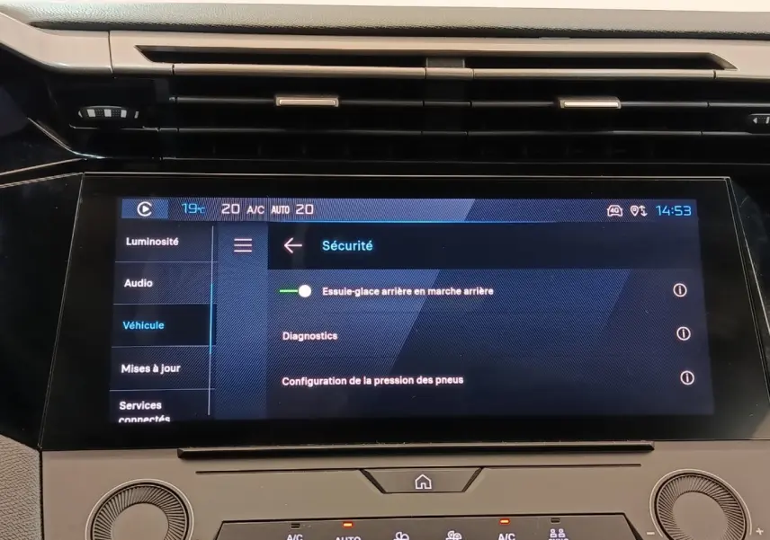 Écran tactile central affichant le menu sécurité dans l’habitacle d’une Peugeot 308 2023, vue de face.