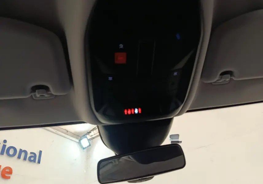 Vue intérieure centrée sur le rétroviseur et la console de plafonnier avec commandes lumineuses dans une Peugeot 308 2023.