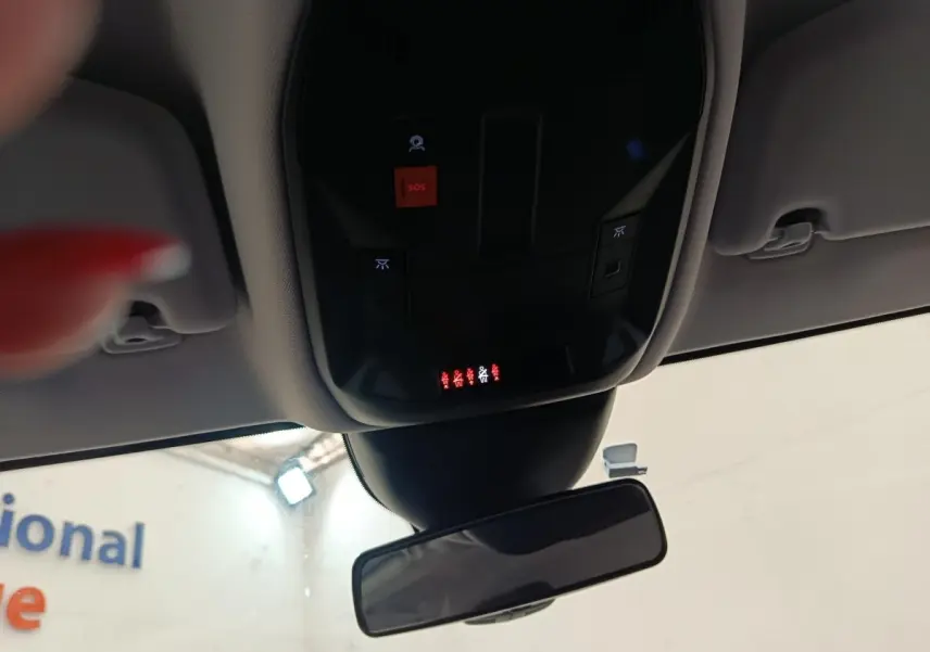Vue intérieure du plafonnier avec commandes d'éclairage et bouton SOS de la Peugeot 308 2023, couleur non visible.