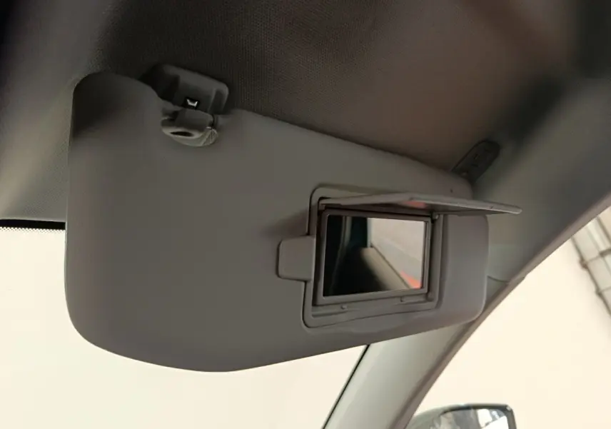 Détail intérieur du pare-soleil gris clair avec miroir de courtoisie ouvert dans une Peugeot 308 2023.