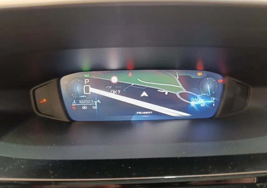 Affichage numérique du tableau de bord Peugeot 308 PureTech 130, montrant la navigation et les indicateurs de vitesse et carburant.