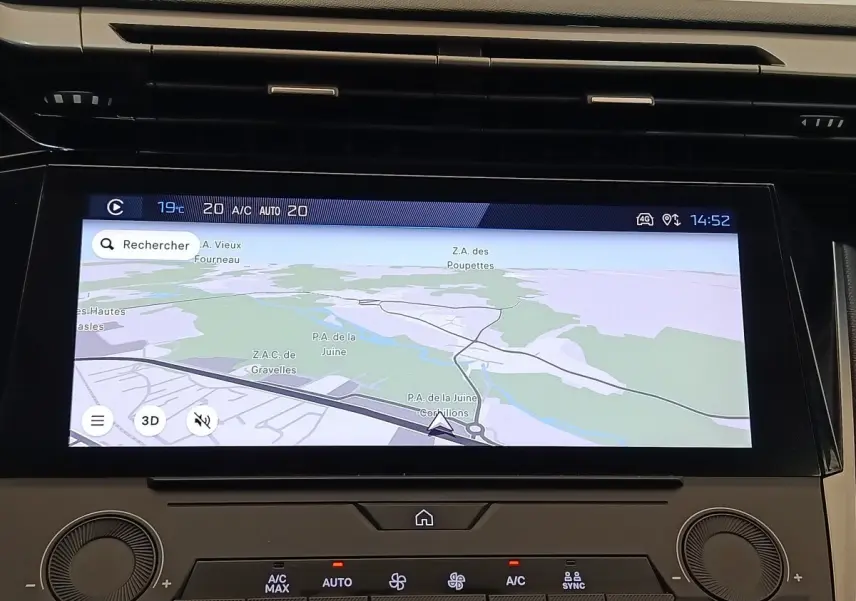 Écran tactile central affichant la navigation GPS dans l’habitacle de la Peugeot 308 2023, vue de face.