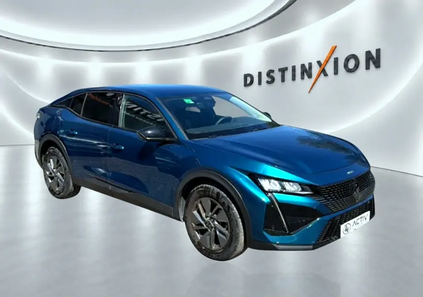 Peugeot 408 Hybrid 145 allure e-dcs6 bleu, vue 3/4 avant droit, jantes alu et calandre noire distinctive.