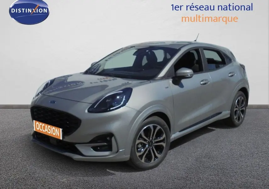 Ford Puma gris Solar Metal en 3/4 avant droit, mettant en valeur ses phares LED et ses jantes alliage noires.